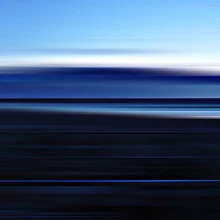 Verwischtes Seestück mit sanften Wellen und einem klaren Horizont bei Nacht.