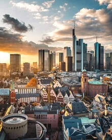 Fotokunst von Thomas Müller: ruhige Skyline von Frankfurt bei Sonnenuntergang
