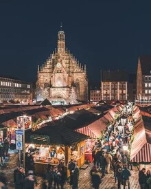 Nürnberger Weihnachtsmarkt mit festlicher Beleuchtung und Menschen in winterlicher Stimmung