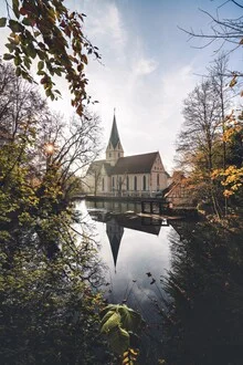 Blautopf Spiegelung: ruhige Wasseroberfläche mit sanften Farben und klarer Reflexion