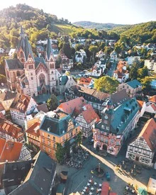 View of Heppenheim: gentle hills and houses bathed in the warm light of sunrise.
