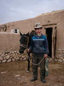 Fotokunst eines kirgisischen Mannes mit seinem Pferd in Sary Mogul.