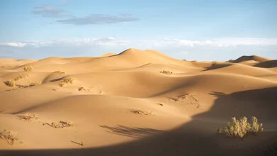 Sonnenuntergang über der Varzaneh-Wüste im Iran mit sanften Sanddünen