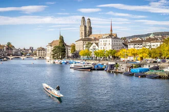 Stadtansicht von Zürich: Altstadt mit der Limmat und dem Grossmünster im Herbstlicht.