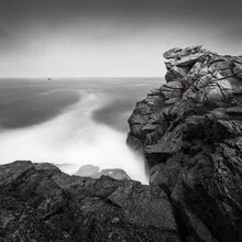 Wandbild von Thomas Wegner: Felsen an der Küste der Bretagne in sanften Grautönen