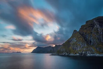 Fotokunst von Felix Baab: Sonnenuntergang über den Lofoten mit sanften Farben.