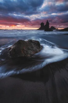 Fotokunst von Jean Claude Castor: Küstenaufnahme mit Felsen bei Sonnenuntergang