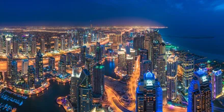 Fotokunst von Jean Claude Castor: Panorama der Dubai Marina Skyline bei Nacht