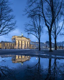 Wunderschönes Fotokunstwerk mit dem Brandenburger Tor und Pariser Platz bei Nacht.