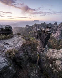 Fotokunst von Ronny Behnert: Nebelverhüllte Landschaft im Elbsandsteingebirge