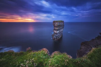 Fotokunst von Jean Claude Castor: Küstenlandschaft bei Sonnenuntergang in Irland