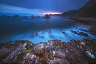 Fotokunst von Jean Claude Castor: Sonnenaufgang über der Playa Gueirua in Asturien