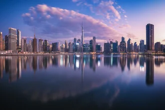 Fotokunst von Jean Claude Castor: Morgenstimmung über der Skyline von Dubai.