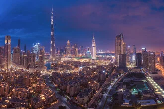 Fotokunst von Jean Claude Castor: Panorama der Dubai Skyline bei Nacht