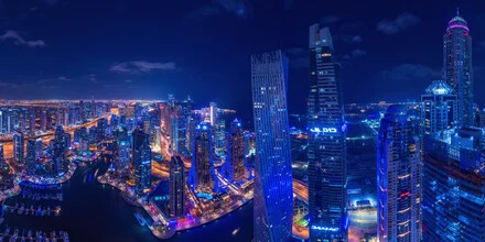 Fotokunst von Jean Claude Castor: nächtliche Skyline von Dubai Marina mit urbanem Flair