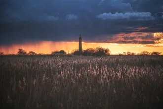 Fotokunst von Jean Claude Castor: Leuchtturm in Flügge bei Sonnenuntergang