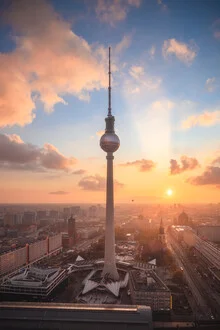 Fotokunst von Jean Claude Castor: Skyline von Berlin bei Sonnenuntergang am Alexanderplatz