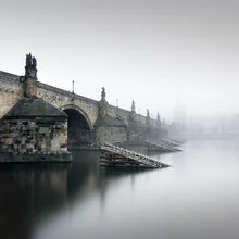 Fotokunst von Ronny Behnert: ruhige Langzeitbelichtung der Karlsbrücke in Prag
