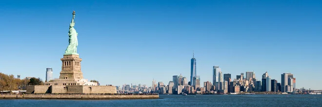 Fotokunst von Jan Becke: Manhattan Skyline mit Freiheitsstatue im Abendlicht