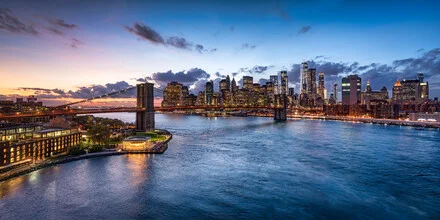 Fotokunst von Jan Becke: Manhattan Skyline mit Brooklyn Bridge bei Sonnenuntergang