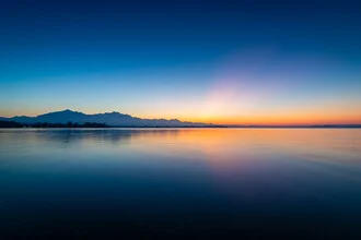 Fotokunst von Martin Wasilewski: Dämmerung am Chiemsee mit sanften Alpen im Hintergrund