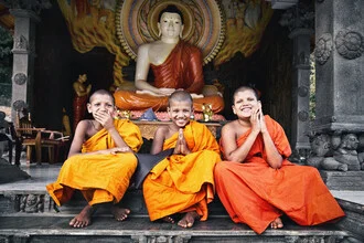 Fotokunst von Victoria Knobloch: lächelnde Kindermönche in Sri Lanka