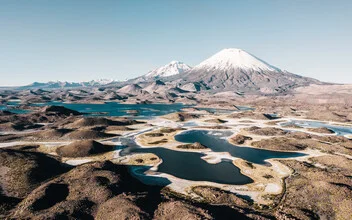 Fotokunst von Felix Dorn: ruhige Wüstenlandschaft mit Vulkan und See im Hintergrund