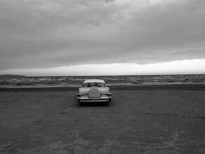 Fotokunst von Helmut Pfirrmann: entspannendes Paar im Cadillac am Strand bei Sonnenuntergang
