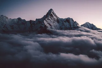 Fotokunst von Roman Königshofer: Ama Dablam in den Himalayas bei blauer Stunde