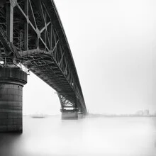 Schwarz-weiße Fotografie der Yangtze-Brücke in China, ruhige Wasserlandschaft.