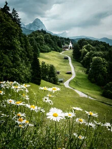 Wunderschöne Bergkapelle in den deutschen Alpen umgeben von saftigem Grün