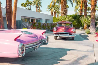Fotokunst von Roman Becker: entspannte Palm Springs-Szene mit Oldtimer und Palmen