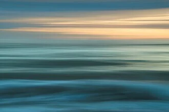 Fotokunst von Alex Wesche: minimalistische Wellen beim Sonnenuntergang