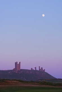 Alex Wesche, Mond über Dunstanburgh Castle