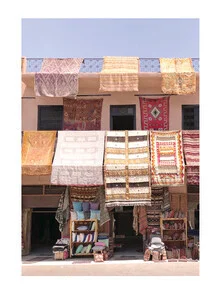 Farbenfrohe Teppiche aus Marokko, die den Charme der Medina widerspiegeln.