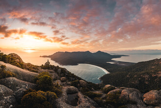 Leander Nardin, wine glass bay at sunrise