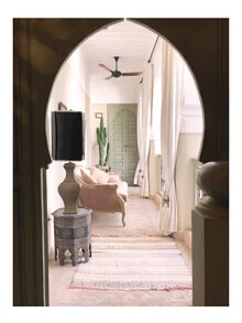Fotokunst von Christina Wolff: gemütlicher Riad in Marokko mit Kaktus und Teppich