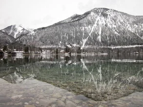 Fotokunst von Bernd Pfleger: ruhige Winterlandschaft am Walchensee mit Schnee und Bergen.
