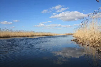 Fotokunst von Bernd Pfleger: ruhige Landschaft mit Fluss und Wolkenreflexion