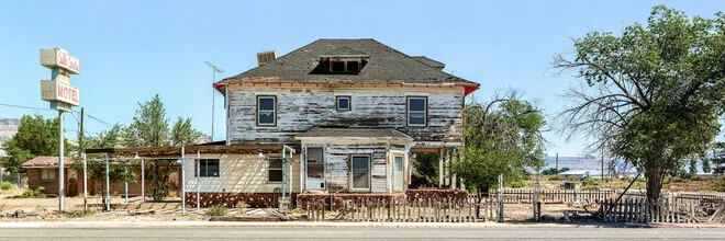 Castel Country Motel - fotokunst von Jörg Faißt