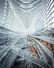 Fotokunst von Dimitri Luft: symmetrisches Gebäude in Tokio mit blauen Akzenten