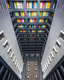 Fotokunst von Dimitri Luft: urbaner Regenbogen über einem Hochhaus in Tokyo
