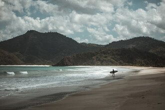 Leander Nardin, surfer on a beautiful and lonely beach - Indonesien, Asien)