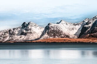 Fotokunst von Sebastian Worm: sanfte Berge im Nebel mit schneebedeckten Spitzen