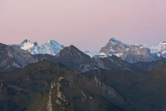 Fotokunst von Thomas Staubli: ruhige Dämmerung über den Schweizer Alpen