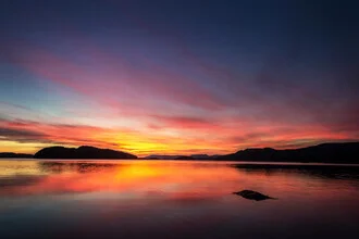 Fotokunst von Felix Baab: Sonnenuntergang über einem ruhigen Fjord mit sanften Farben.