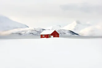 Photo art by Victoria Knobloch: Red hut in Norway's cold landscape