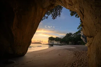 Fotokunst von Kristof Göttling: ruhige Höhle am Strand bei Sonnenuntergang