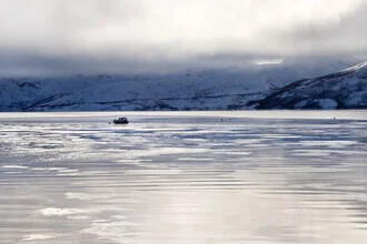 Wunderschöne Winterlandschaft mit Boot und magischem Licht in Norwegen