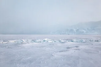 Photo art by Victoria Knobloch: calm beach in Spitzbergen with icy landscape
